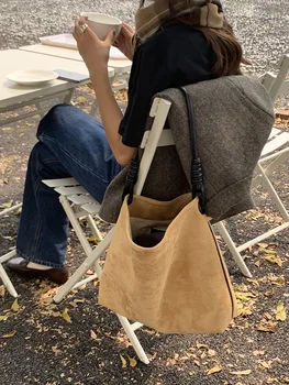 Корейская версия Ins Большой Осенне-зимней замшевой сумки контрастного цвета на одно плечо, вместительная Женская сумка-мешок  5