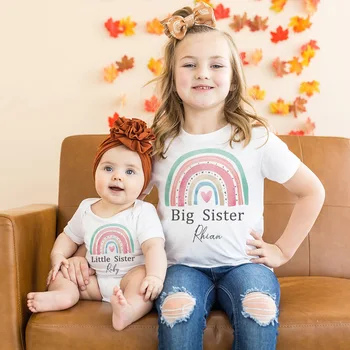 Подходящие для семьи комплекты, персонализированные рубашки для сестер, рубашка с радужным венком для Старшей младшей сестры, Детская футболка на заказ, детское боди  5