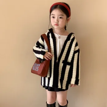 2023 Новая Корейская детская одежда, осенний свитер для девочек в черно-белую вертикальную полоску, детский свитер с капюшоном на молнии  5