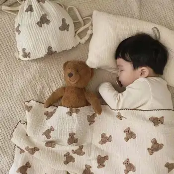 Детское двухслойное одеяло с милым рисунком Медведя, хлопчатобумажное одеяло из двойной марли в стиле Ins, тонкое, приятное для кожи оберточное одеяло  5