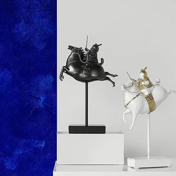Ретро кавалерийская скульптура Творческие поделки Персонажи Мебель из смолы Украшение стола Воины Украшения Винтажный домашний декор  0